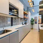 Elegant 2br + Gourmet Kitchen | Mid-term